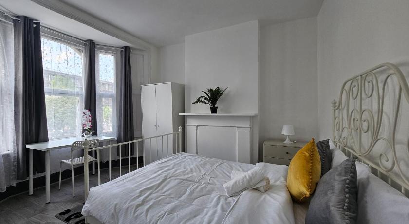 Family room near Queen Mary College