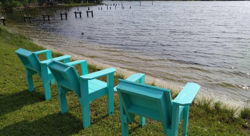 Studio with Private Beach on Bayou Grande