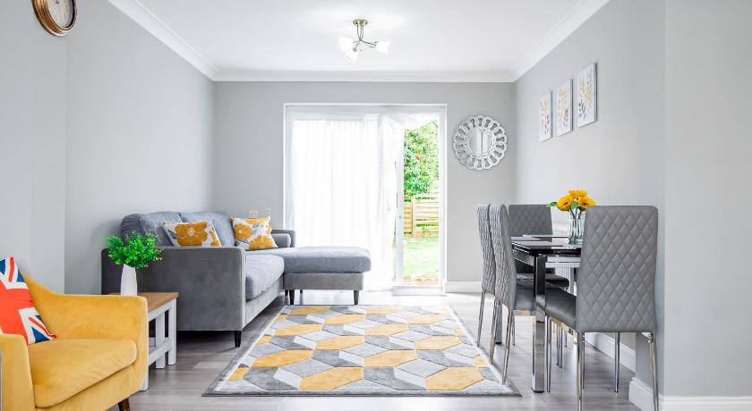 Stunning Place, close to Windsor & Heathrow & Private Parking