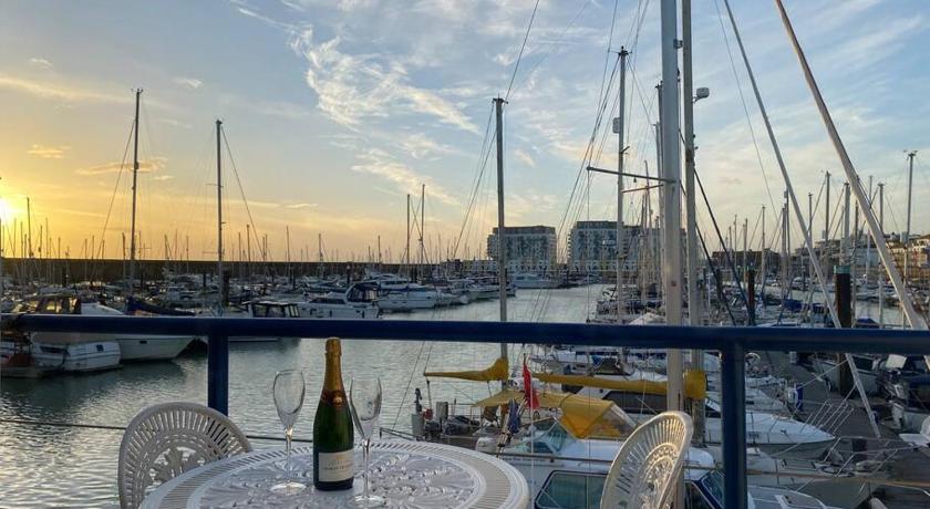 Seascape - Floating Home at Brighton Marina with free Parking