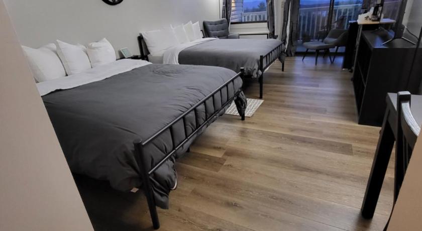 Cedar Lodge Room w/ Lake Views!