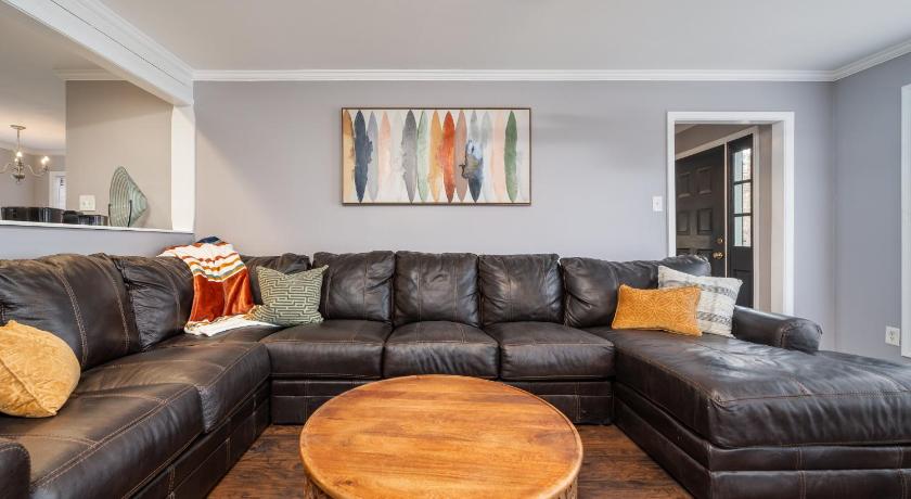 Colleens Corner Captivating 4bed 2.5 bath in Charming Neighborhood