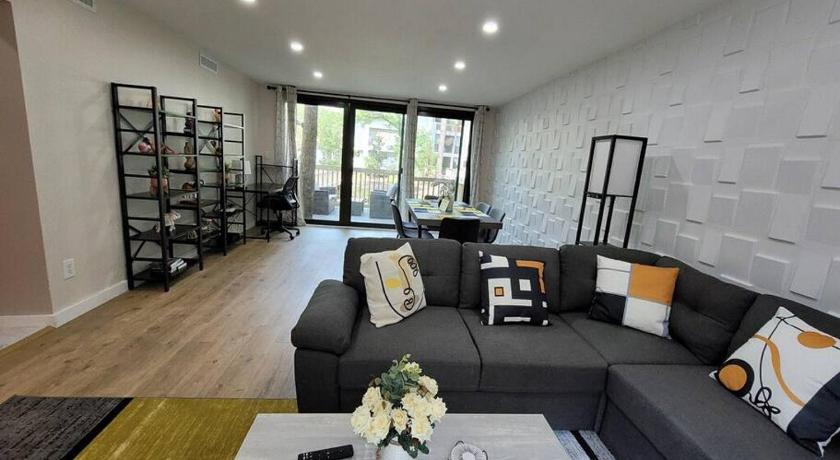 Contemporary bliss-newly renovated cozy villa!