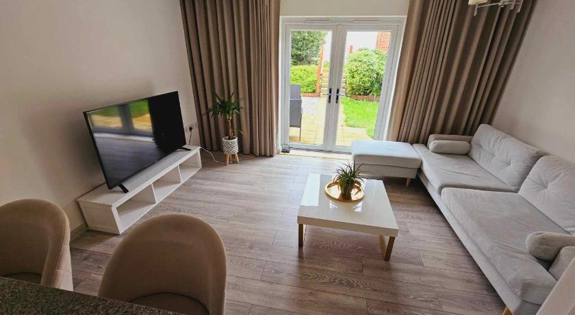 Entire 2 Bedroom House Modern Stylish Luxury