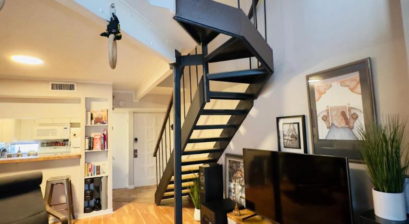 HiFi Sound & Comfort - Uptown Dallas / 2-story loft