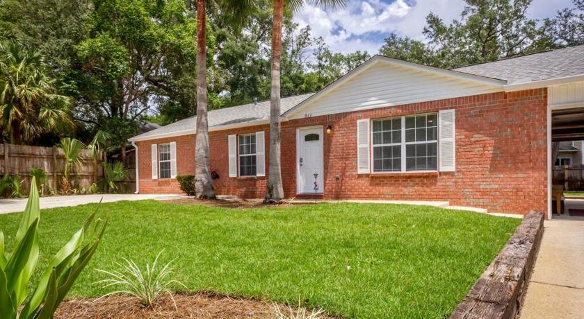 Life's a Breeze - Updated 3BR 5min to Pcola Beach