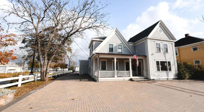 Water Access 5-Bed 2-Bath Retreat