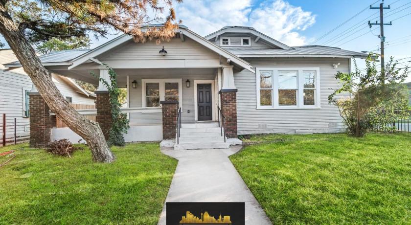 Bold Bright 4BR3.5FULL BATHS Near Riverwalk Dtown