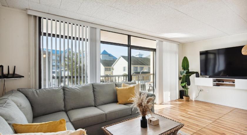 Fun & Comfy Beachside Getaway ~ King Bed ~ Balcony