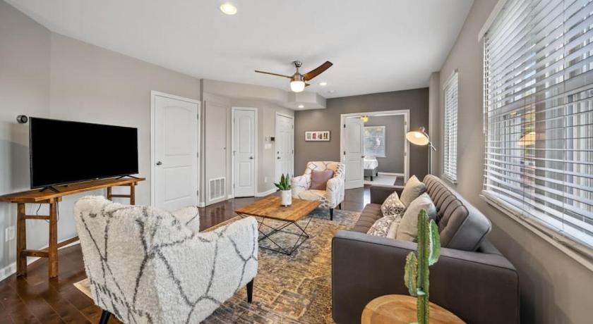 Classy 2BR Condo Near City Centre - OTR, UC, Zoo