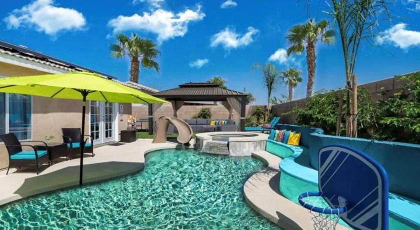 Desert Bliss Paradise - Arcade, Casino, Play Area ,Pool , Hot tub
