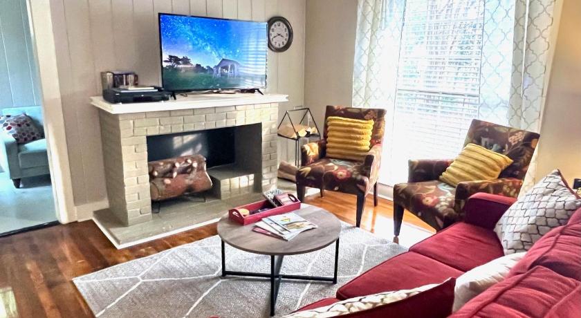 KING BED Family Friendly Cottage - Walk to Zoo & Waterpark - Near Downtown & Midtown