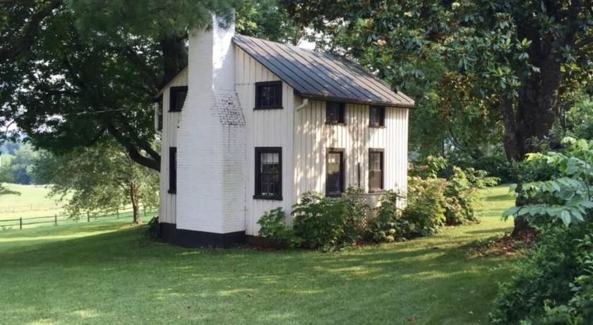 Charming & Rustic Bloomingdale Cottage w/views