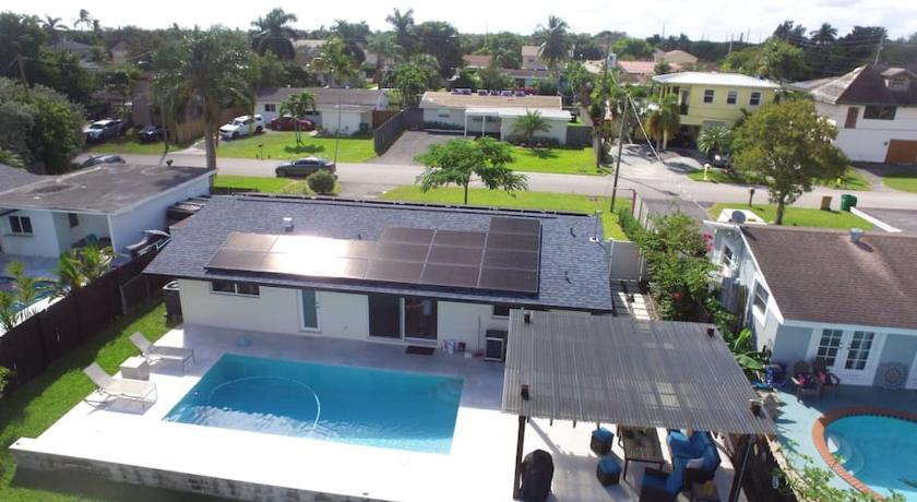 Modern pool home on the lake near Hardrock FLL airport