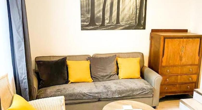 Gravesend 2 Bedroom Spacious Stylish Apartment - Sleeps upto 6 - 2 Min Walk to Station