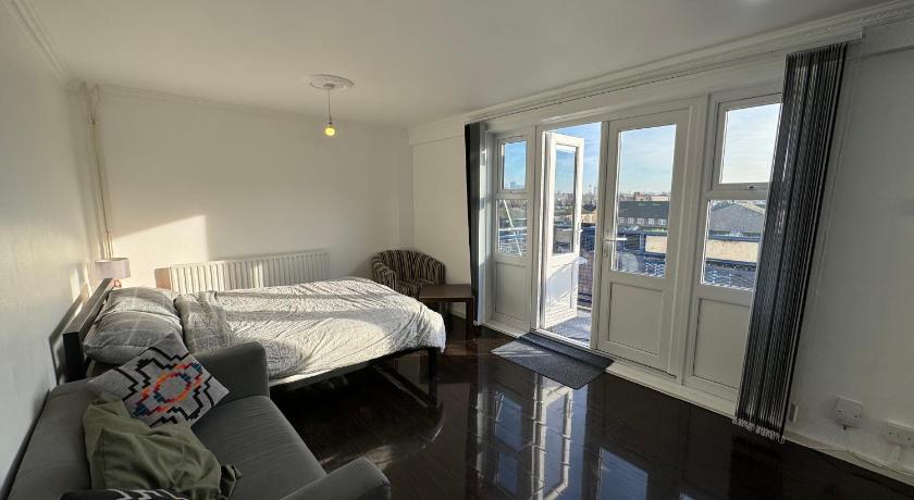 Large room with balcony overlooking London