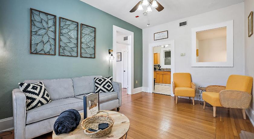 Downtown Digs~King Bed~UPSTAIRS Apartment~Downtown Eustis