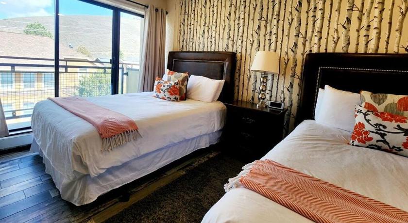 Walkable to Mainstreet and Lifts