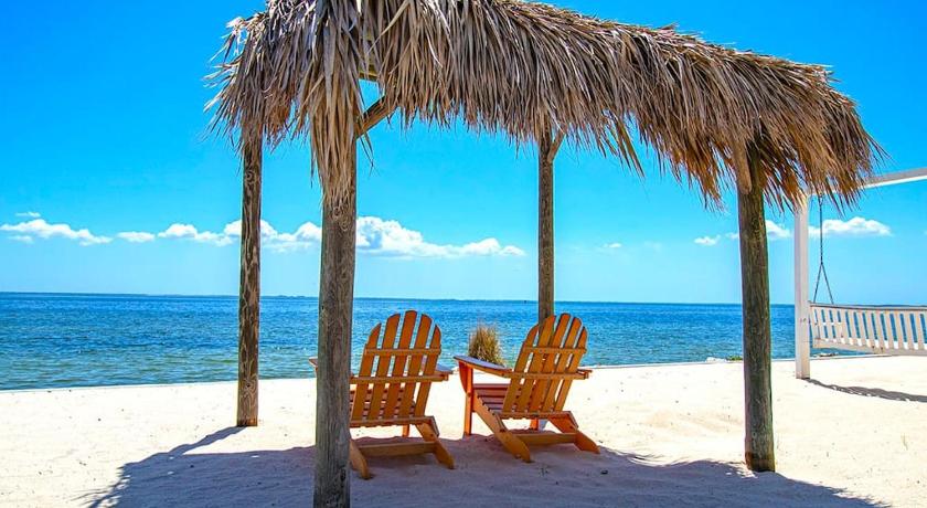 Tropical Serenity-Water View Heated Pool Tiki Bar