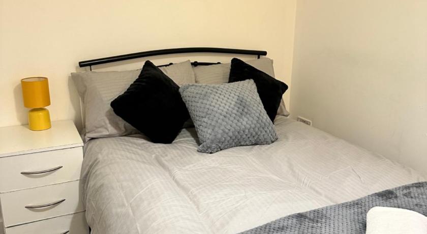 Lovely Town house Room 4