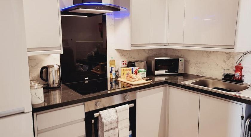 High Street, 2 bed, newly refurb