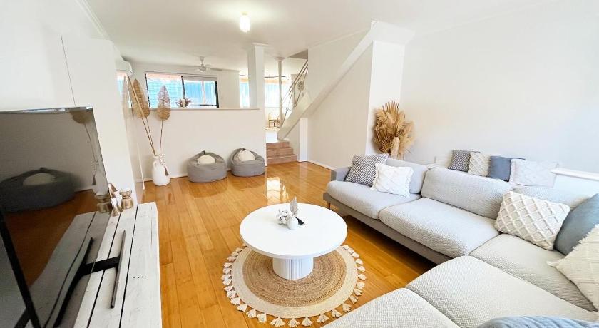 The Scarborough Beach House - Walk to the beach!