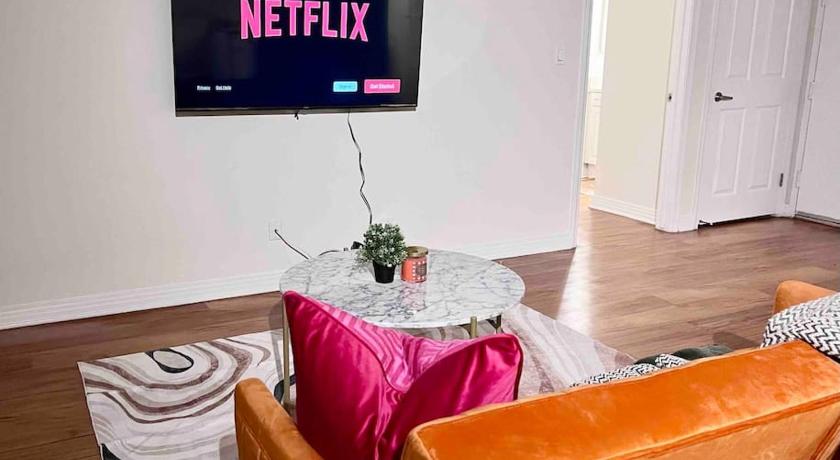 Perfect 1 bd,pool,parking,center