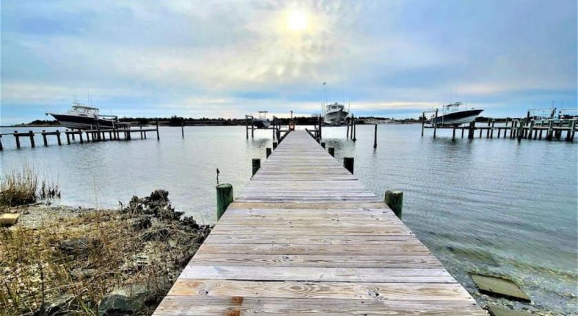 Dock House, Close to Camp Lejeune, water access, DOCK, king bed