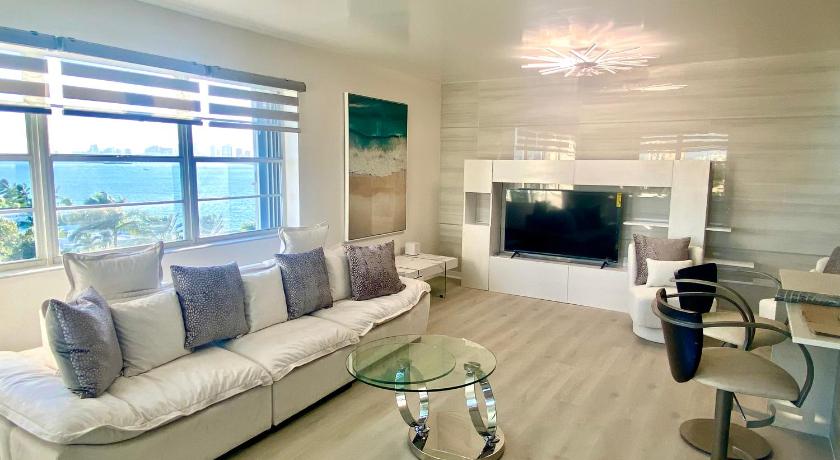 Panoramic luxurious waterfront one bedroom apartment with Miami skyline view Free parking 5min drive
