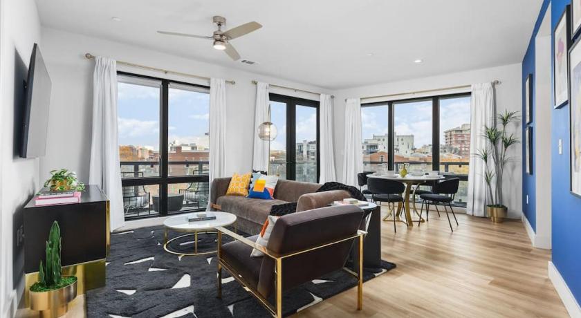 Luxury 2 Bedroom 4 Bed with HUGE Wrap Around Patio Gym and Pool