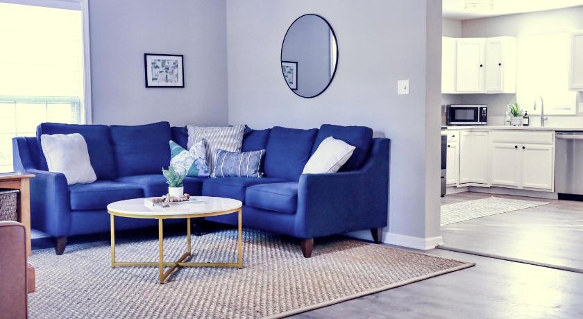 Sleeps 12! 5 BDRM-2 Kings,3 Queens-Deck & Patio-Mins to PI & Beaufort