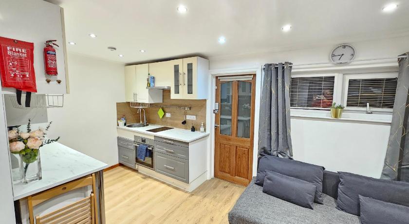 Studio apartment, TV, WiFi Kitchen Parking, Wembley Elizabeth Line