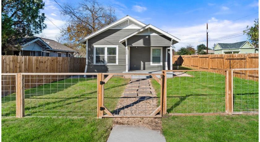 Step into Comfort in this 3BR2BA Downtown Retreat