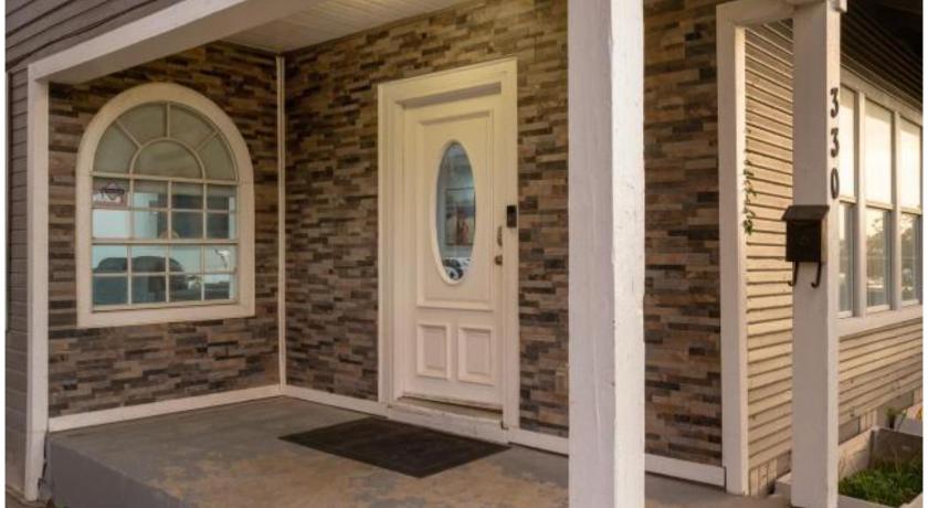 Experience Serenity in a 4BR3BA Downtown Home