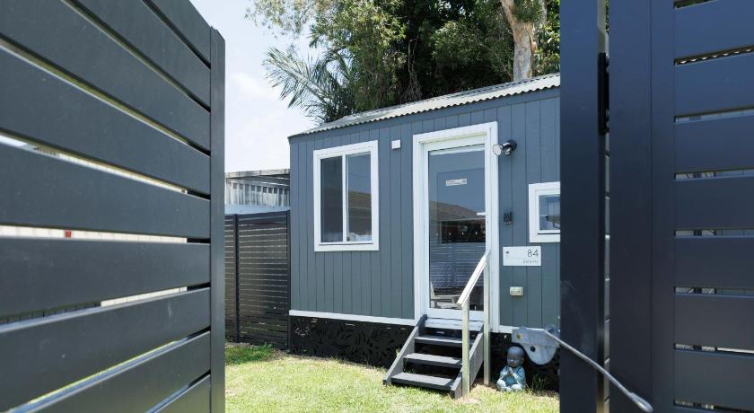 Sweet beautiful TINY HOME with pool and 2 minute drive to the beach