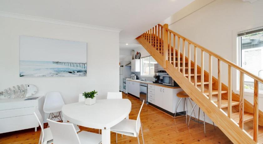 'Pretty Beach Bay Vista' by Accom Holidays