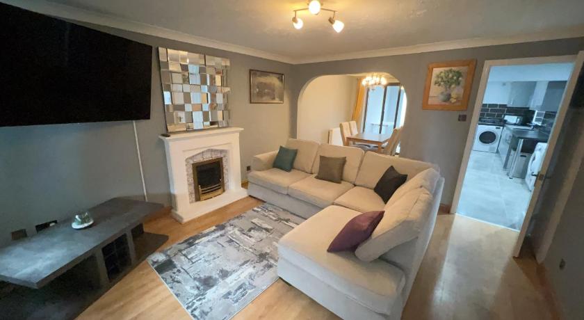 Cosy 4 bedroom holiday let Stevenage 22mins from London on the train