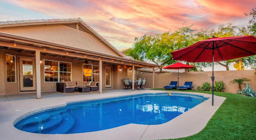 Luxe Phoenix Getaway (heated pool, mountain view)