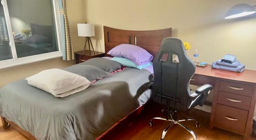 B2 A private room in Naperville downtown with desk and Wi-Fi near everything