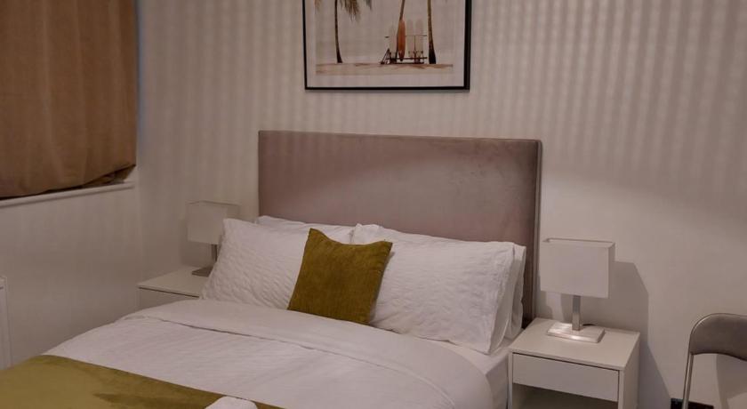 Bankwell street Two Bedroom -Apartment with parking