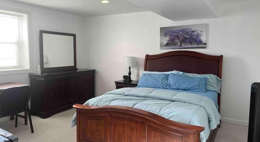 SUITE A - Private Cozy, Spacious Suite with Private Bathroom