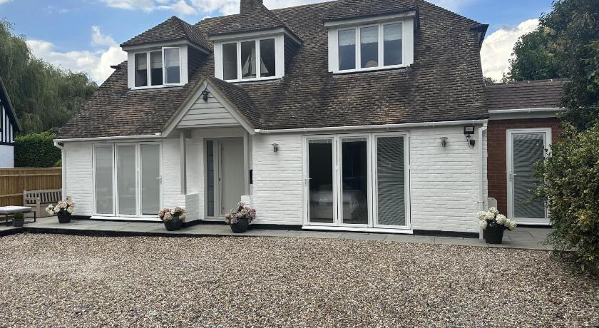 Beautiful 1-Bed Studio in Bourne end