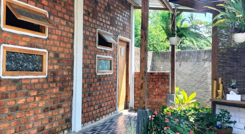 AZALEA GARDEN HOMESTAY