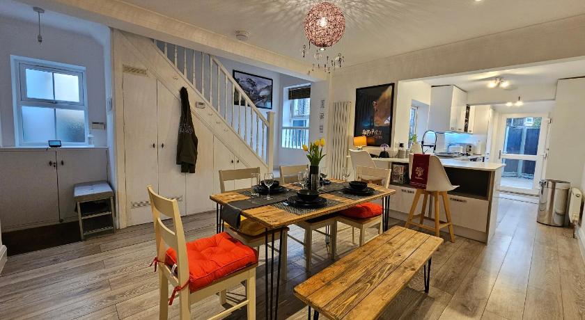MAGICAL HARRY POTTER THEMED HOME IN WATFORD - FREE off-street PARKING