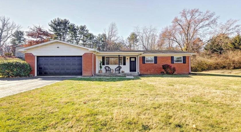 Beautiful 3 BR/2 Bath Very Close to IU & Downtown