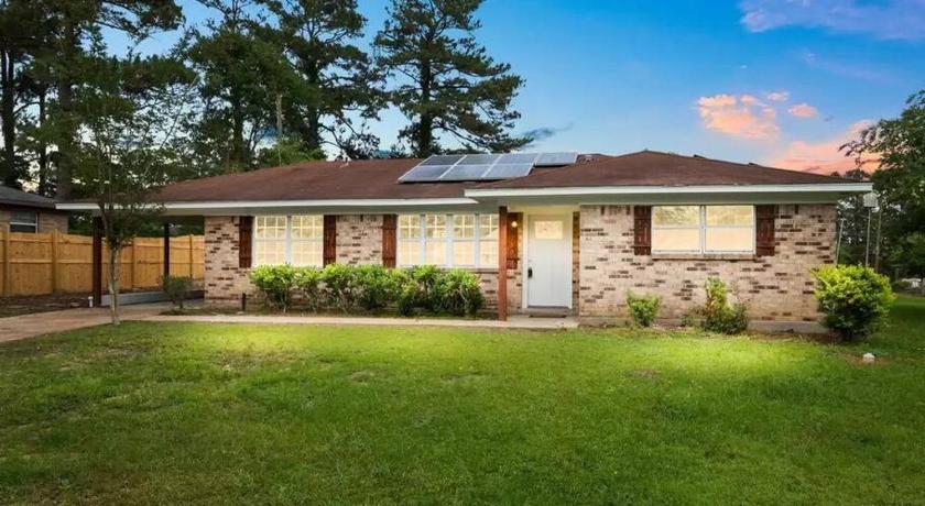 Lovely 4 BR Home Near Fort Johnson-14 Minute Drive