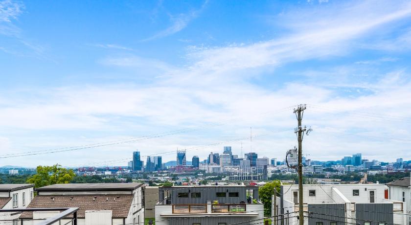 Nash House & Bars of Broadway with Patio Bar and Views! 8min Downtown! Sleeps 12!