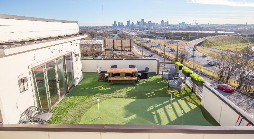 Jack Daniels House with Rooftop Golf, City views! 8min to Whiskey Row! Sleeps 10!