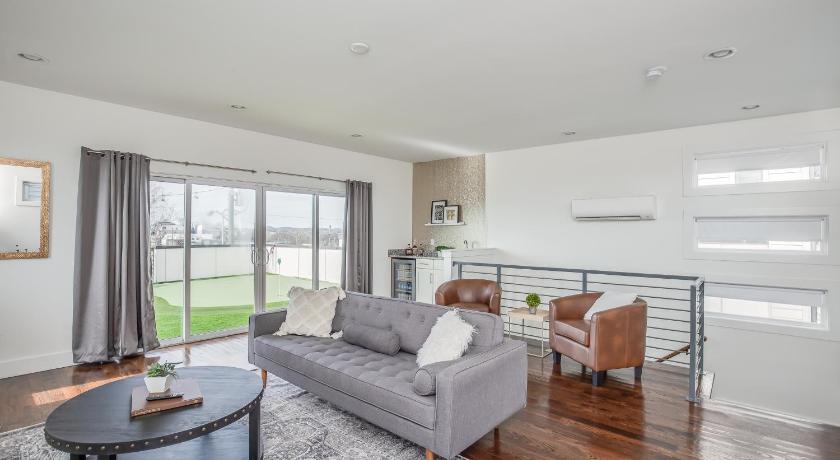 Whiskey House with Rooftop Golf, City views! 8min to Downtown! Sleeps 9!