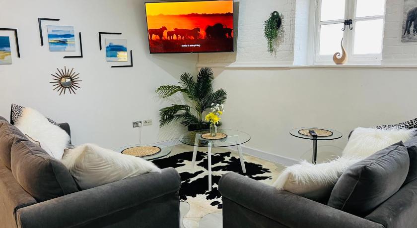 Safari Lodge - Close to Shopping Centre and Restaurants, Free Parking, Stylish and Amazing Artwork